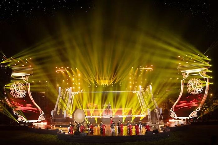 Tổng đạo diễn Phạm Hoàng Giang cho biết, công nghệ trong chương trình không nhằm phô diễn kỹ xảo mà được sử dụng để dẫn lối dòng chảy thời gian, đưa khán giả bước vào không gian sống động của di sản