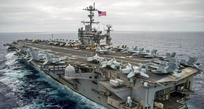 USS Abraham Lincoln cũng trải qua hơn 280 ngày trên biển, trong đó có khoảng 250 ngày liên tiếp không cập cảng.