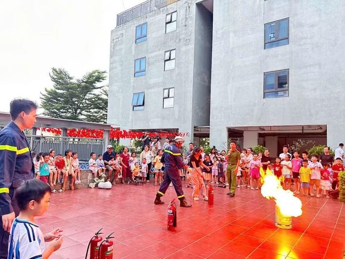 Cảnh sát PCCC và CNCH hướng dẫn cư dân sử kỹ năng chữa cháy khí gas