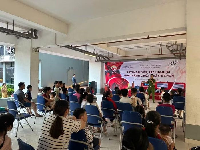 Cảnh sát PCCC và CNCH tuyên truyền hướng dẫn kỹ năng cho cư dân