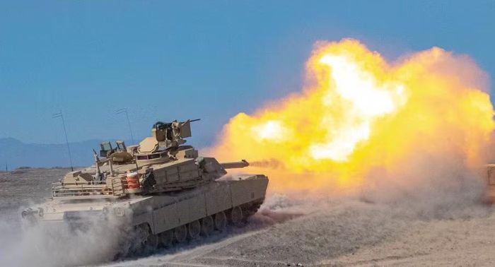 Đây cũng là bước ngoặt đưa Abrams vào cùng nhóm với những xe tăng chủ lực phương Tây sử dụng pháo 120 mm. Từ xe tăng M1A1 trở đi, khẩu M256 trở thành một trong những đặc điểm quan trọng nhất của dòng chiến xa mang họ Abrams.