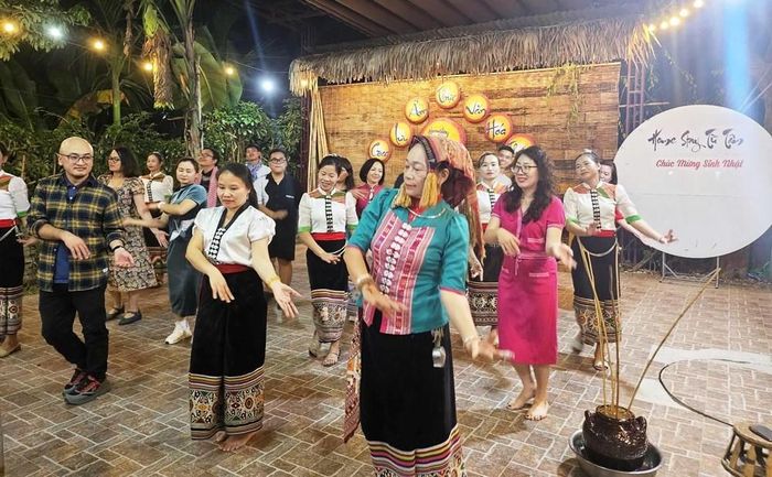 Bà Xanh hướng dẫn cách múa dân ca, dân vũ cho du khách. 