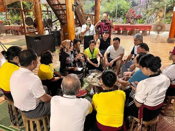 Du khách tham quan homestay và thưởng thức các món ăn của người Thái tại bản Hoa Tiến.