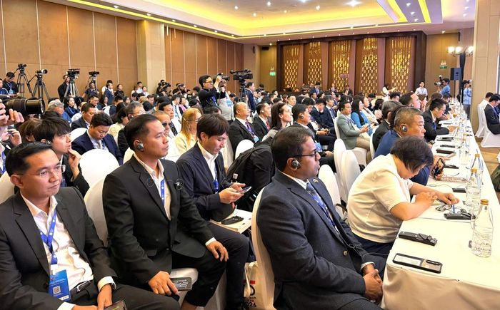 Đại biểu tham dự phiên thảo luận về vai trò của thể chế địa phương trong khuyến khích doanh nghiệp đầu tư nghiên cứu, phát triển (R&D) và thương mại hóa kết quả đổi mới sáng tạo. Ảnh: H.T