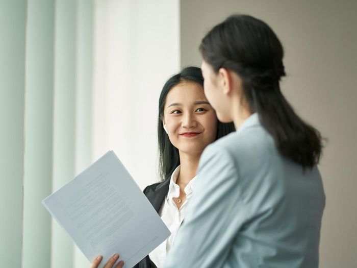 Ngoài việc tăng lương, môi trường làm việc và cơ hội học hỏi là những yếu tố khiến nhiều người trẻ quan tâm. Ảnh minh họa: C.F.