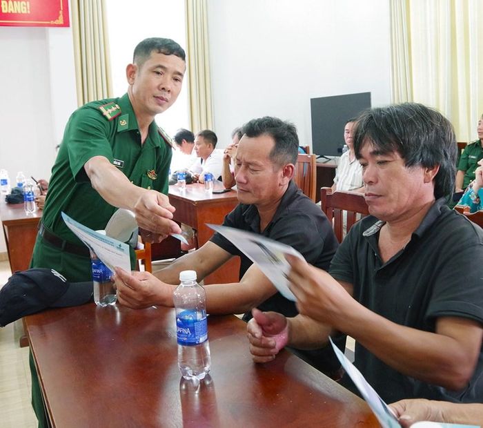 Trạm Biên phòng cửa khẩu cảng Vũng Tàu phát tờ rơi tuyên truyền chống khai thác IUU cho bà con ngư dân