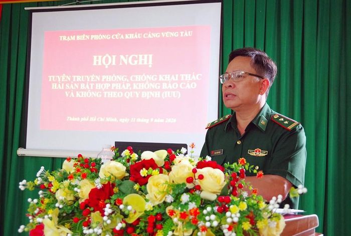 Trung tá Đào Xuân Hoạt, Chính trị viên Trạm Biên phòng cửa khẩu cảng Vũng Tàu - Ban Chỉ huy Biên phòng cửa khẩu cảng Bà Rịa - Vũng Tàu, Bộ đội Biên phòng TP.HCM tuyên truyền chống khai thác IUU đến bà con ngư dân