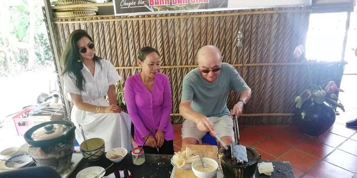 Du khách quốc tế trải nghiệm làm bánh ở khu du lịch Cồn Sơn, TP. Cần Thơ