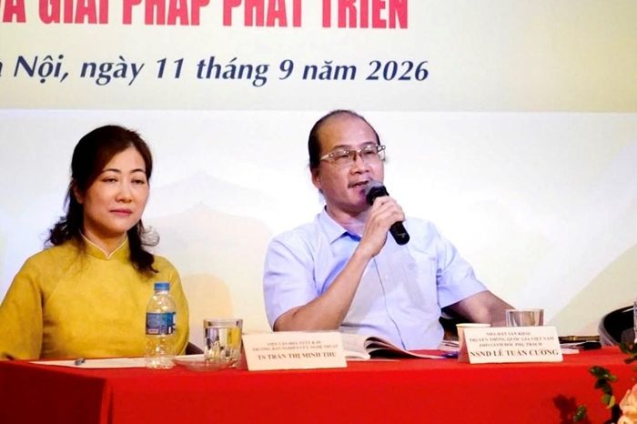 TS.NSND Lê Tuấn Cường cho rằng, cải lương hai miền Nam – Bắc tuy cùng mang những đặc trưng chung của thể loại, nhưng trong quá trình phát triển đã hình thành những sắc thái riêng