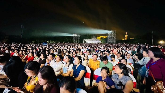 Hơn 5.000 khán giả Thủ đô tham dự chương trình khai mạc