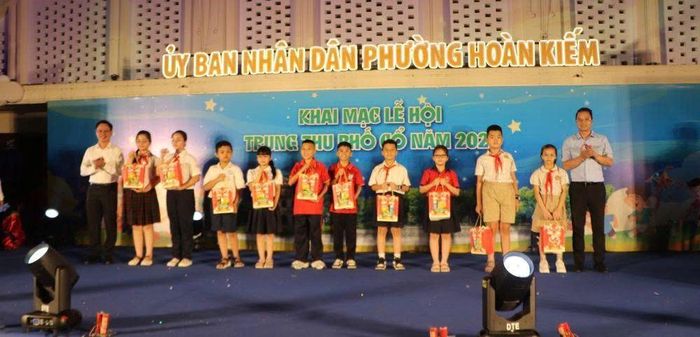 Trao thưởng cho các em thiếu nhi thuộc phường Hoàn Kiếm có thành tích học tập xuất sắc