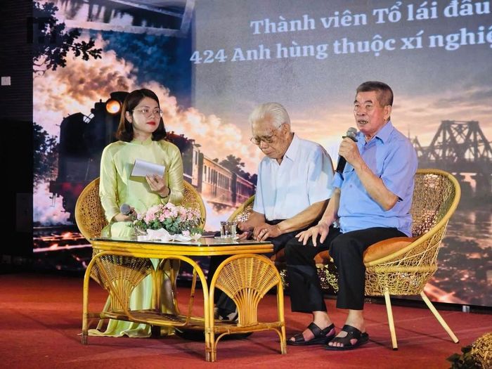 Ông Bùi Đình Lục (ngoài cùng bên phải) từng có nhiều năm công tác tại Tổ lái máy 424 - "Tổ lái máy anh hùng" là nhân chứng tham gia Tọa đàm. Ảnh: BTC