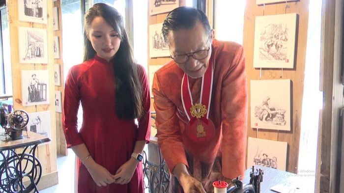 Ông Đào Xuân Tình giới thiệu về bộ sưu tập máy may của ông với người xem