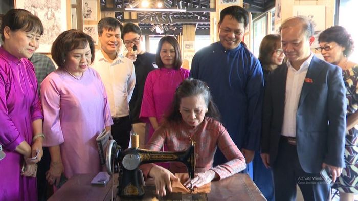 Đại biểu trải nghiệm may tại chương trình "Nét Hà Thành"