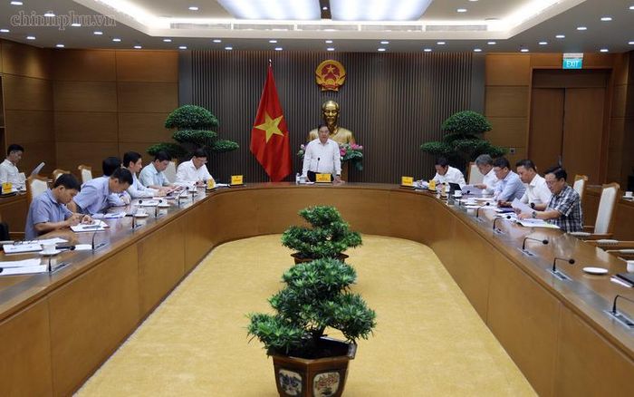 Phó Thủ tướng Thường trực nhấn mạnh, mọi biện pháp tổ chức giao thông phải hướng tới mục tiêu phục vụ người dân, lấy người dân làm trung tâm - Ảnh: chinhphu.vn/Phương Nguyên