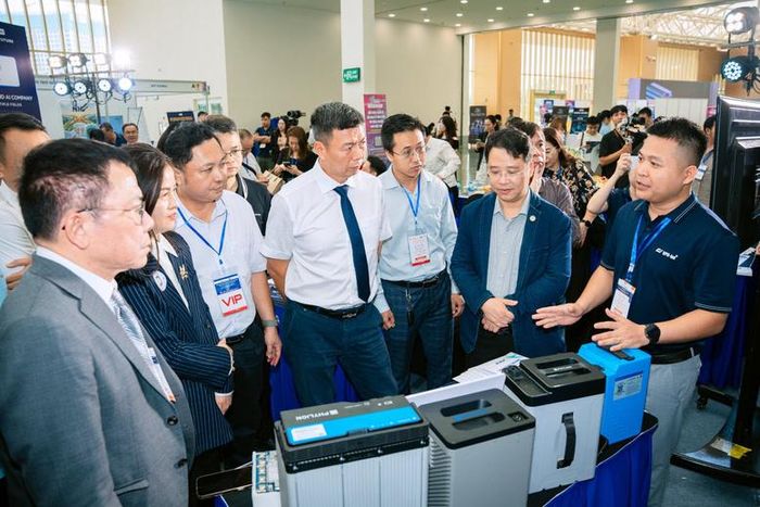Các đại biểu tham quan khu trưng bày TechFuture 2026 - Ảnh: chinhphu.vn/Thu Giang