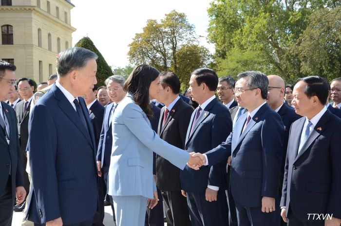 Tổng Bí thư, Chủ tịch nước Tô Lâm giới thiệu thành viên Đoàn cấp cao Việt Nam với Bộ trưởng đặc trách về Cộng đồng Pháp ngữ, Quan hệ đối tác quốc tế và người Pháp ở nước ngoài Eleonor Caroit. (Ảnh: TTXVN)