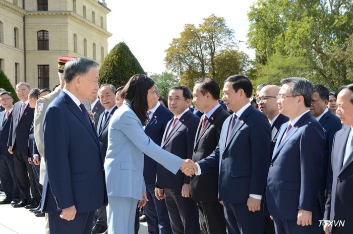 Bộ trưởng đặc trách về Cộng đồng Pháp ngữ, Quan hệ đối tác quốc tế và người Pháp ở nước ngoài Eleonor Caroit, bắt tay các thành viên Đoàn đại biểu cấp cao Việt Nam. (Ảnh: TTXVN)