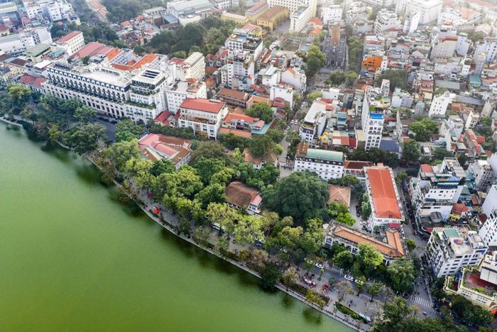 Trụ sở Báo Nhân Dân rợp bóng cây xanh ngay mặt đường Lê Thái Tổ. (Ảnh: THÀNH ĐẠT)