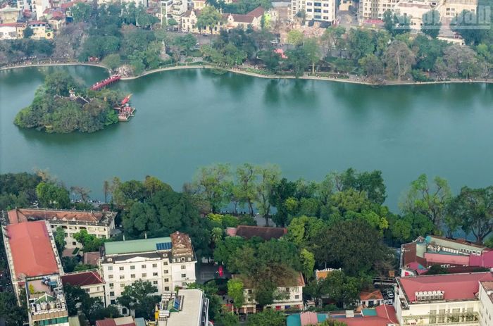 Trục không gian quanh Hồ Gươm hiện lên rõ nét với sự đan xen giữa sắc xanh cây cỏ và các công trình kiến trúc lịch sử. Quy hoạch mới định hướng tái cấu trúc cảnh quan, giảm áp lực xây dựng và gia tăng không gian cộng đồng. (Ảnh: THÀNH ĐẠT)
