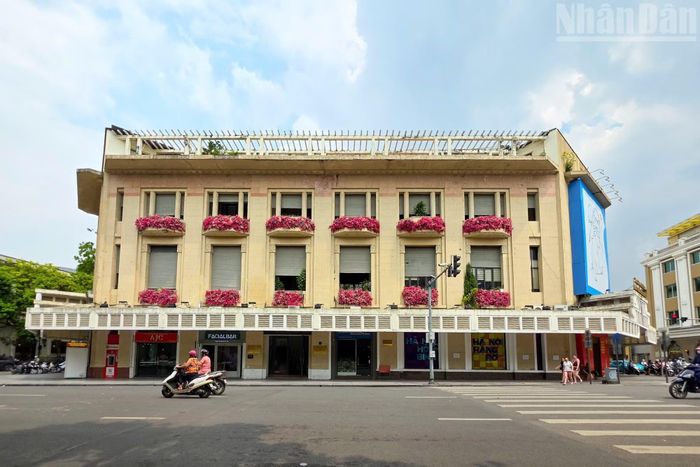 Cận cảnh góc đường Tràng Tiền-Đinh Tiên Hoàng đối diện Tràng Tiền Plaza, nơi có mật độ giao thương và du lịch sầm uất. (Ảnh: MINH DUY)