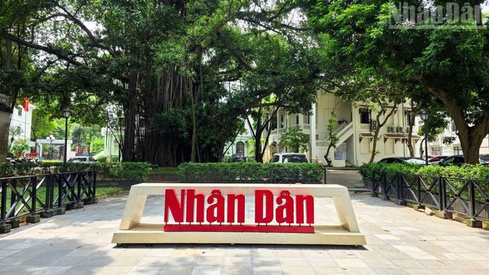 Trụ sở Báo Nhân Dân với đường nét kiến trúc đặc trưng tĩnh lặng dưới vòm cây xanh bên bờ Hồ Gươm. (Ảnh: MINH DUY)