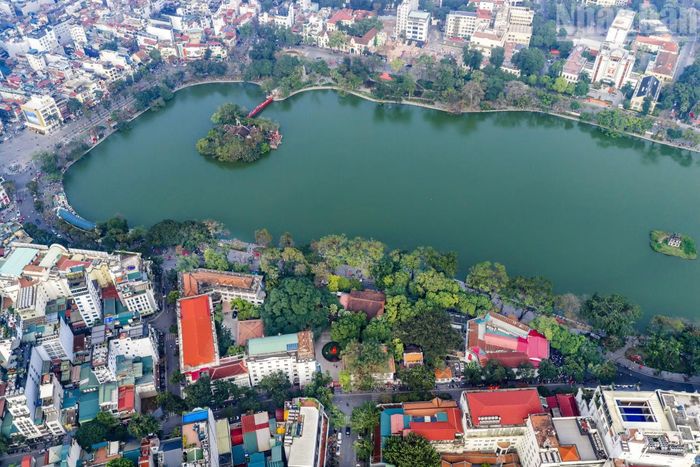 Khu vực bờ đông là nơi tập trung nhiều cơ quan hành chính và công trình kiến trúc qua các thời kỳ, dự kiến sẽ có những thay đổi diện mạo rất lớn. (Ảnh: THÀNH ĐẠT)