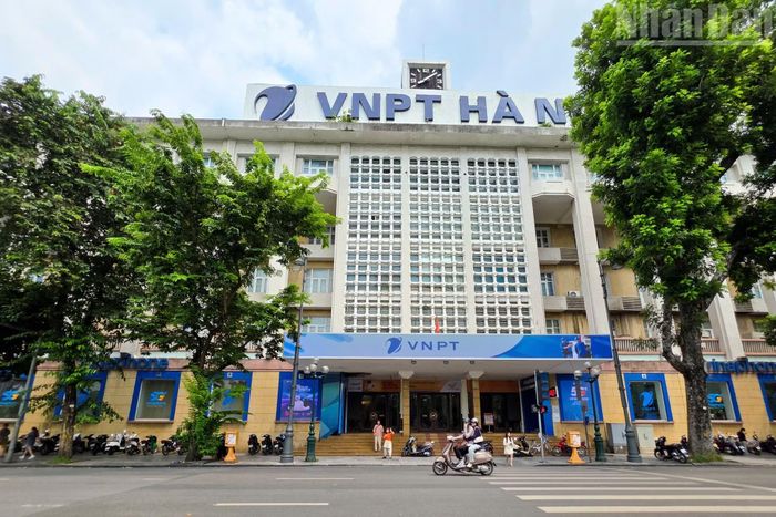 Tòa nhà Bưu điện Hà Nội với tháp đồng hồ lịch sử, một biểu tượng kiến trúc quen thuộc gắn liền với ký ức Hồ Gươm. (Ảnh: MINH DUY)