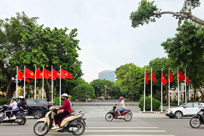 Tượng đài Lý Thái Tổ uy nghiêm giữa không gian xanh hướng thẳng ra mặt Hồ Gươm. (Ảnh: MINH DUY)