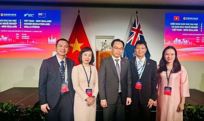 Chị Nguyễn Lam Giang (thứ 2 từ trái sang) chụp ảnh kỷ niệm cùng các đại biểu tham dự Diễn đàn Giáo dục đại học và Giáo dục nghề nghiệp Việt Nam-New Zealand. (Ảnh do nhân vật cung cấp)