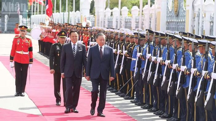 Tổng Bí thư, Chủ tịch nước Tô Lâm và Thủ tướng Thái Lan Anutin Charnvirakul duyệt đội danh dự. (Ảnh: XUÂN SƠN)