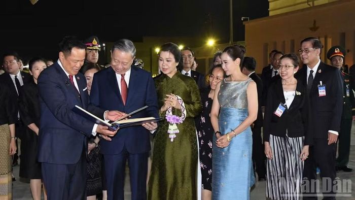 Tổng Bí thư, Chủ tịch nước Tô Lâm và Phu nhân nhận cuốn album ảnh về những hoạt động trong chuyến thăm chính thức Thái Lan từ Thủ tướng Anutin Charnvirakul và Phu nhân. (Ảnh: XUÂN SƠN)