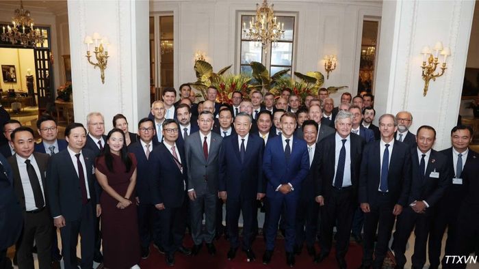 Tổng Bí thư, Chủ tịch nước Tô Lâm và Tổng thống Pháp Emmanuel Macron chụp ảnh chung với các đại biểu. (Ảnh: Thống Nhất/TTXVN)