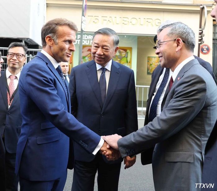 Tổng Bí thư, Chủ tịch nước Tô Lâm và Tổng thống Pháp Emmanuel Macron với các đại biểu. (Ảnh: Thống Nhất/TTXVN)