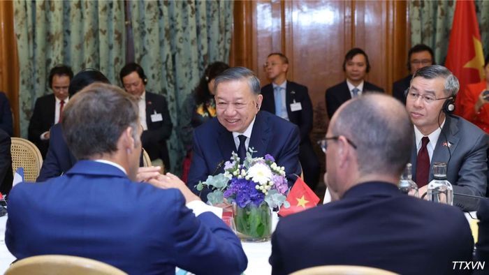 Tổng Bí thư, Chủ tịch nước Tô Lâm và Tổng thống Pháp Emmanuel Macron với các đại biểu. (Ảnh: Thống Nhất/TTXVN)