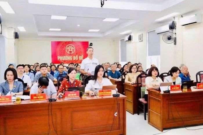 Đại diện người dân phường Bồ Đề phát biểu ý kiến tại hội nghị. (Ảnh: phường Bồ Đề)