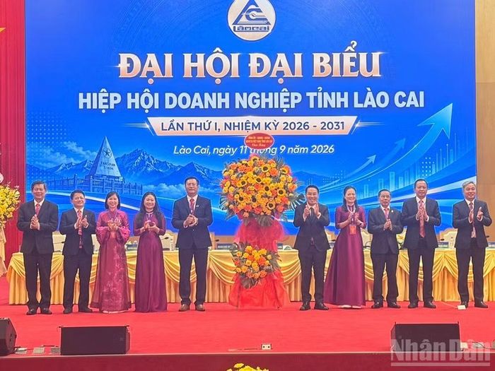 Đoàn chủ tịch Đại hội nhận hoa chúc mừng. (Ảnh: THANH SƠN)