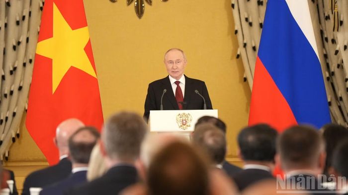 Tổng thống Nga Vladimir Putin phát biểu ý kiến. (Ảnh: THANH THỂ)