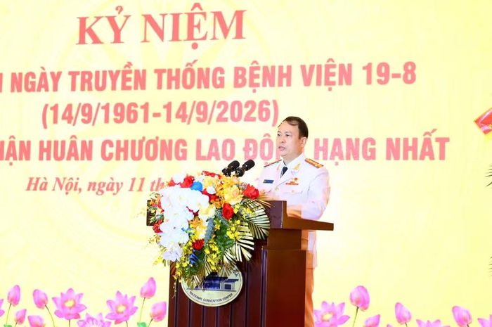Đại tá, Phó Giáo sư, Tiến sĩ Nguyễn Tiến Quang, Giám đốc Bệnh viện 19-8 phát biểu tại lễ kỷ niệm.