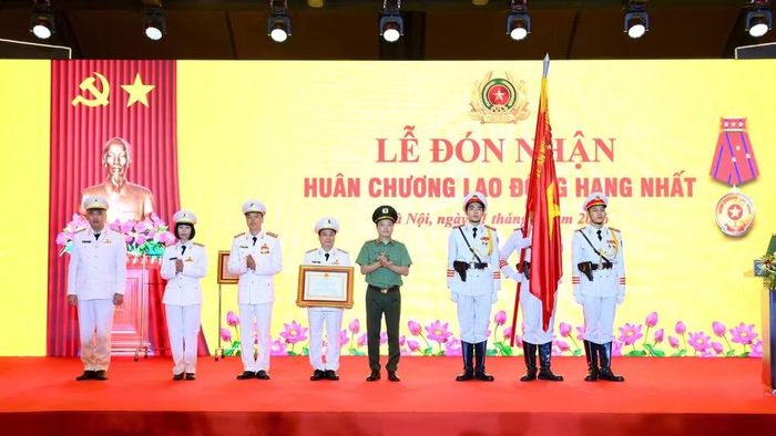 Bệnh viện 19-8, Bộ Công an đón nhận Huân chương Lao động hạng Nhất. (Ảnh: TH)