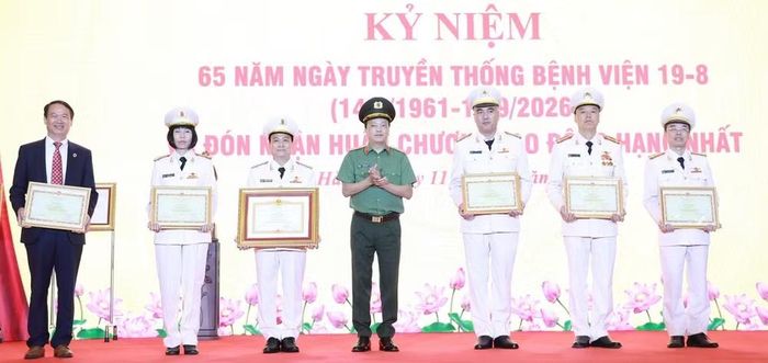 Thượng tướng Đặng Hồng Đức, Ủy viên Trung ương Đảng, Thứ trưởng Công an trao Bằng khen cho các cá nhân và tập thể.