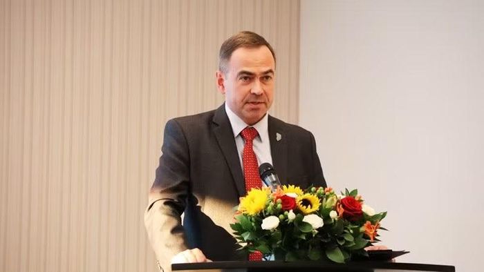 Ông Mikhail Brodsky, lãnh đạo Vụ Quan hệ quốc tế và Kinh tế đối ngoại thuộc Liên minh Doanh nghiệp nhỏ và vừa tỉnh Sverdlovsk phát biểu. Ảnh: Tổng Lãnh sự quán Việt Nam tại Ekaterinburg (Nga).