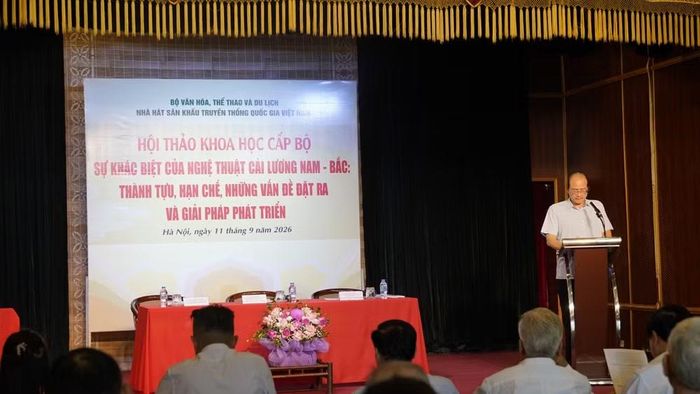 Tiến sĩ, Nghệ sĩ Nhân dân Lê Tuấn Cường, Phó Giám đốc phụ trách Nhà hát Sân khấu truyền thống quốc gia Việt Nam phát biểu khai mạc. (Ảnh: HỒNG NGỌC)