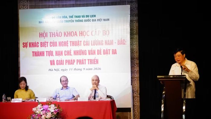 Phó Giáo sư, Tiến sĩ Nguyễn Thế Kỷ trình bày tham luận tại hội thảo. (Ảnh: HỒNG NGỌC)