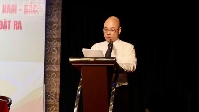 Tiến sĩ, Nghệ sĩ Nhân dân Triệu Trung Kiên, Phó Giám đốc Nhà hát Sân khấu truyền thống quốc gia Việt Nam, Chủ nhiệm đề tài nghiên cứu phát biểu đề dẫn. (Ảnh: HỒNG NGỌC)