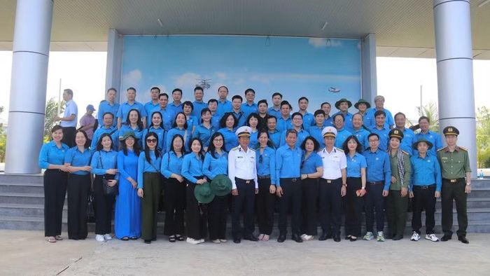 Sắc xanh màu áo Công đoàn, khơi dậy trong đoàn viên, người lao động nhận thức và trách nhiệm đối với nhiệm vụ bảo vệ chủ quyền biển, đảo của Tổ quốc. (Ảnh: THANH THÚY)
