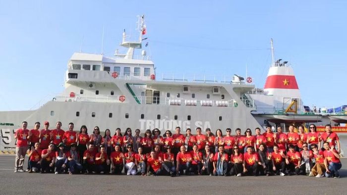 Đoàn công tác Tổng Liên đoàn Lao động Việt Nam thăm và chụp hình lưu niệm tại Vùng 4 Hải Quân trước khi lên đường thăm Trường Sa tháng 5/ 2025. (Ảnh: THANH THÚY)