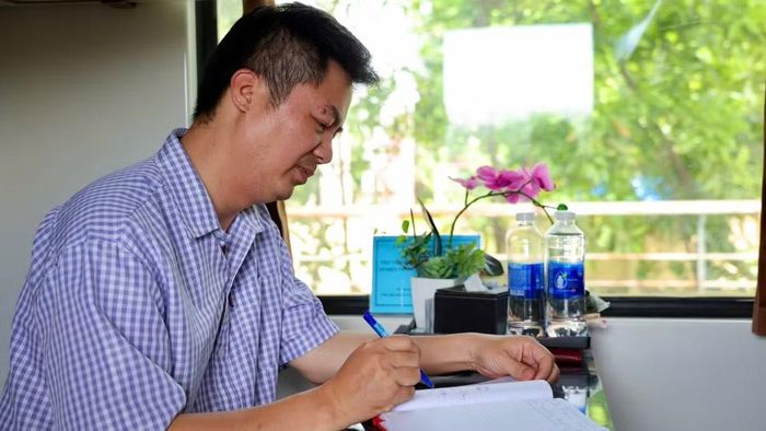 Nhà thơ Nguyễn Quang Hưng tham gia thực tế và sáng tác trên tàu. (Ảnh: TRẦN VŨ THÀNH)