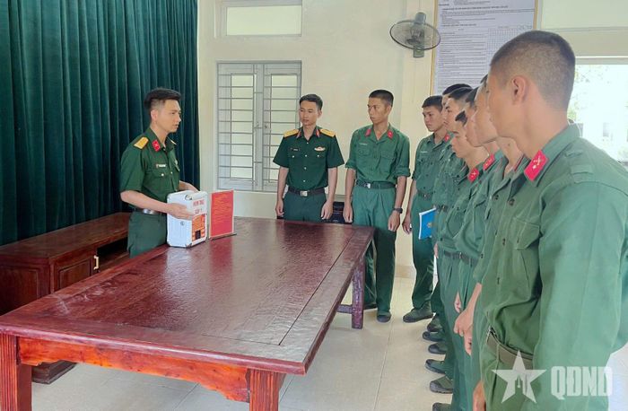 Chỉ huy Đại đội 1, Tiểu đoàn 4, Trung đoàn 8 hướng dẫn chiến sĩ sử dụng “Trợ lý ảo tư vấn sức khỏe, pháp luật”.