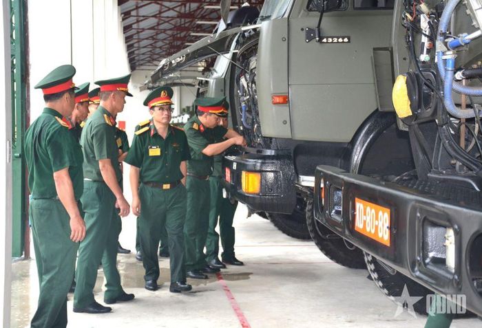 Đoàn tiến hành kiểm tra tình trạng kỹ thuật xe - máy.